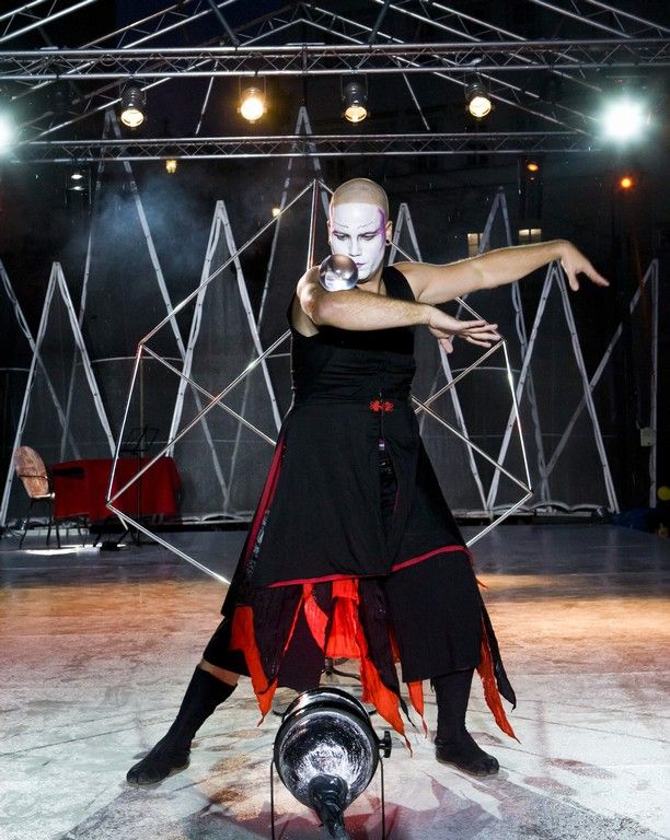 Žonglér Ati - nový cirkus, light show — fotka 6