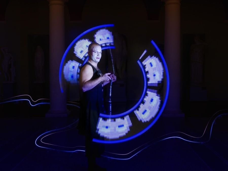 Žonglér Ati - nový cirkus, light show — fotka 2