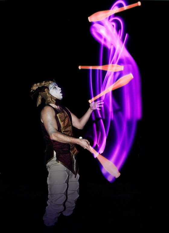 Žonglér Ati - nový cirkus, light show — fotka 7