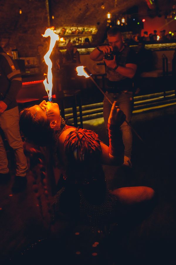 Žhavé GoGo tanečnice s ohnivou show do interiéru — fotka 8