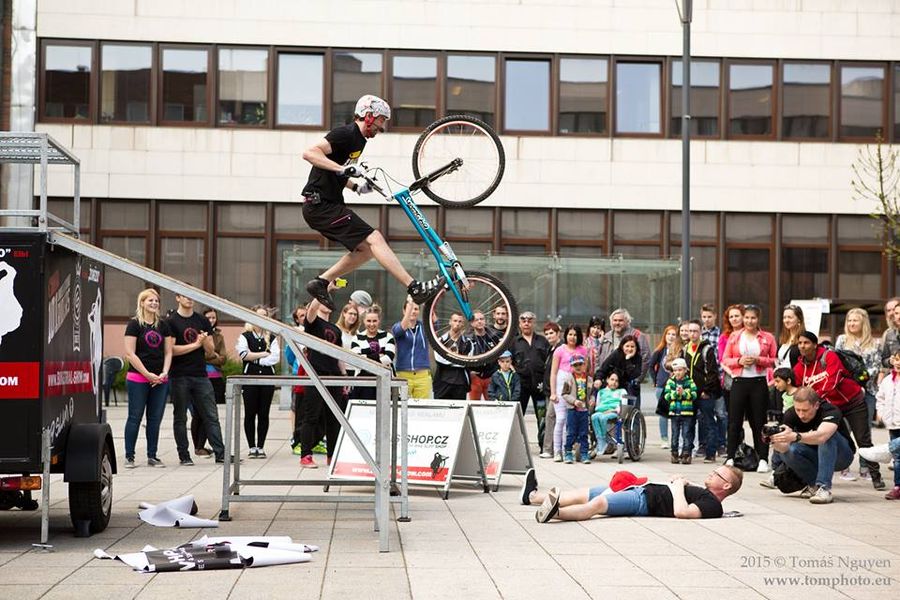 Biketrial show - rozšířený set překážek — fotka 4