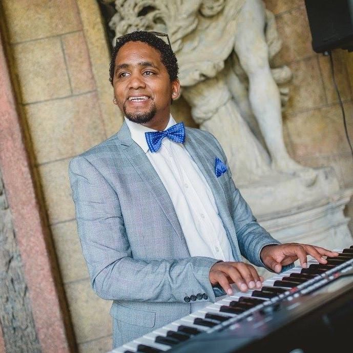 Hudebník, pianista, zpěvák, showman — fotka 5