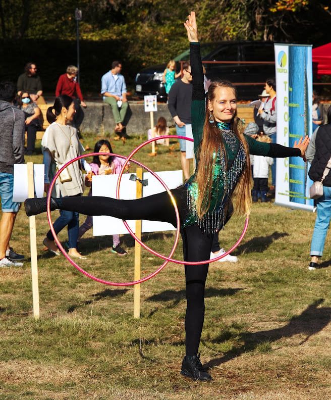Denní energické hula hoop vystoupení  — fotka 7