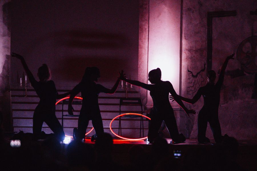 TANEC + SVĚTLA (High heels & LED show) — fotka 2