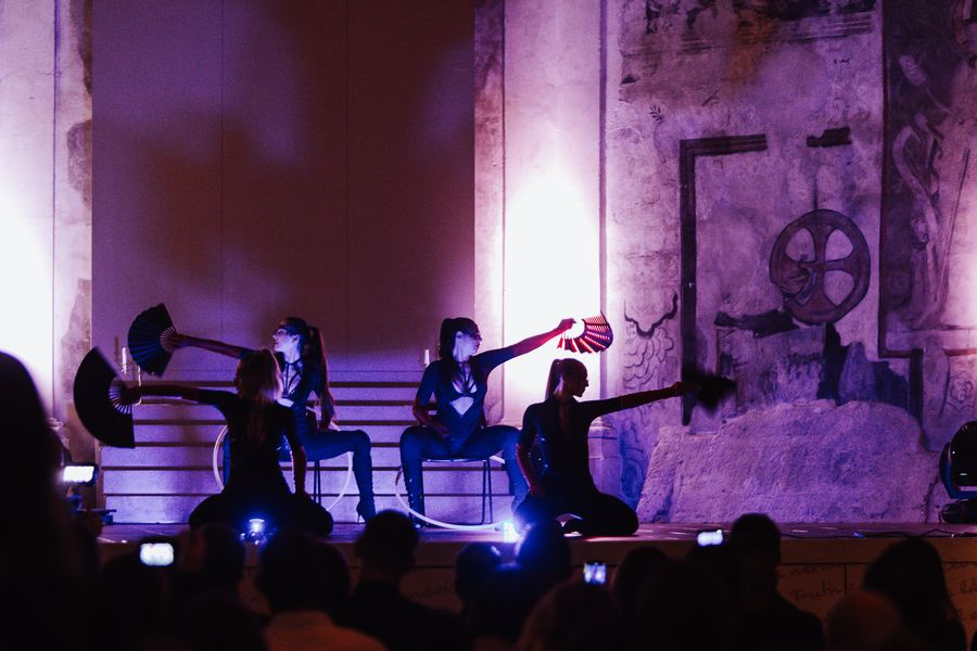 TANEC + SVĚTLA (High heels & LED show) — fotka 3