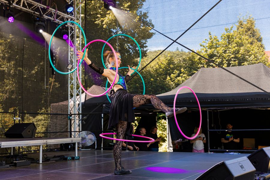 Denní energické hula hoop vystoupení  — fotka 3