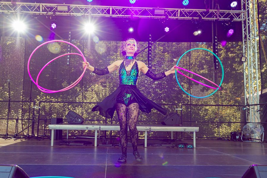 Denní energické hula hoop vystoupení  — fotka 4