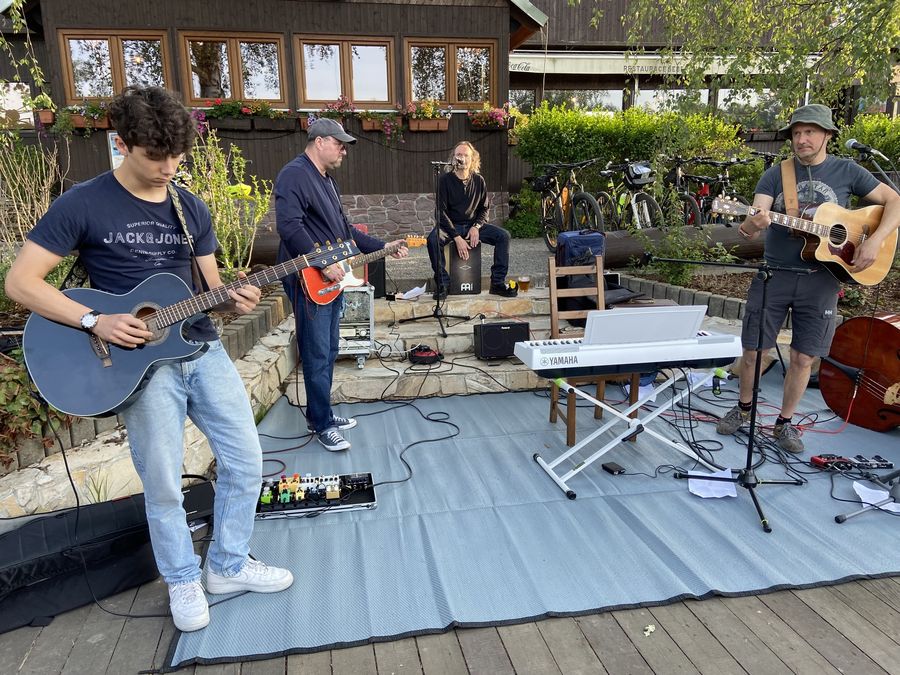 Živé vystoupení kapely BOYS UNPLUGGED