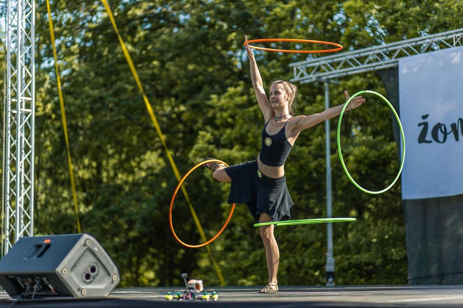 Denní energické hula hoop vystoupení  — fotka 5