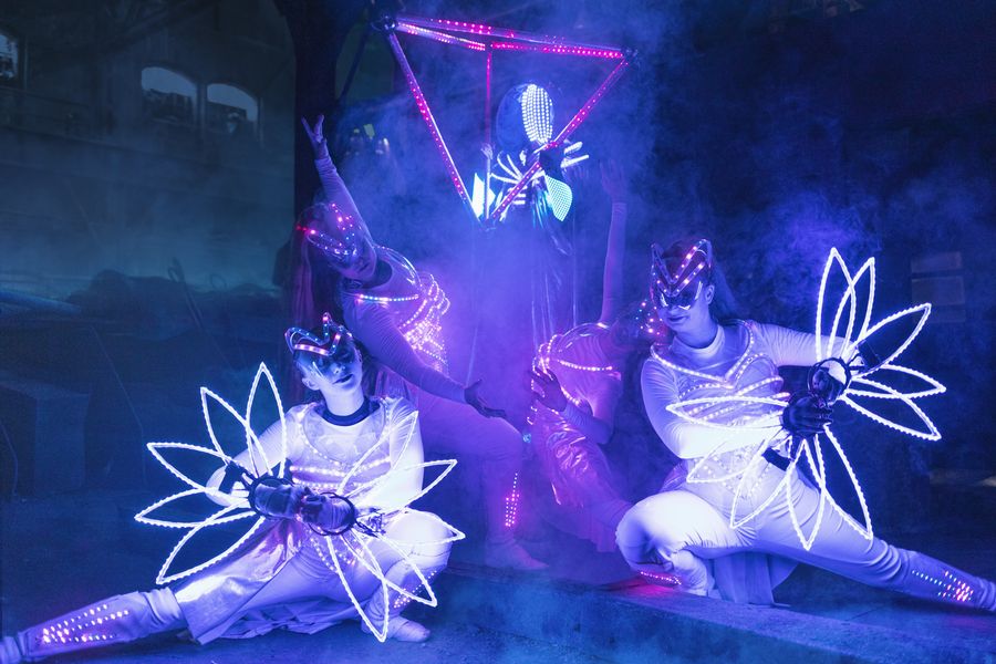 Světelná show s LED kostýmy