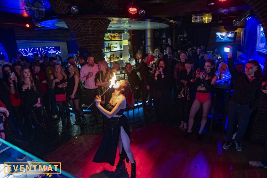 Žhavé GoGo tanečnice s ohnivou show do interiéru — fotka 6