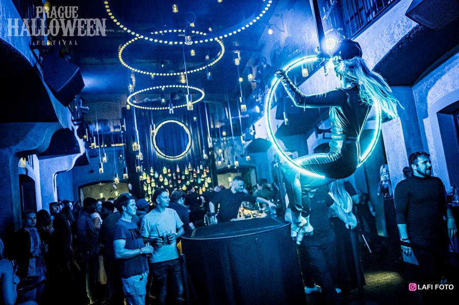Světelný aerial hoop — fotka 4