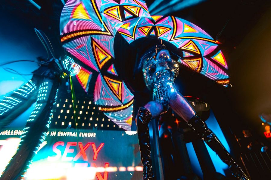 Světelné & laser GoGo tanečnice