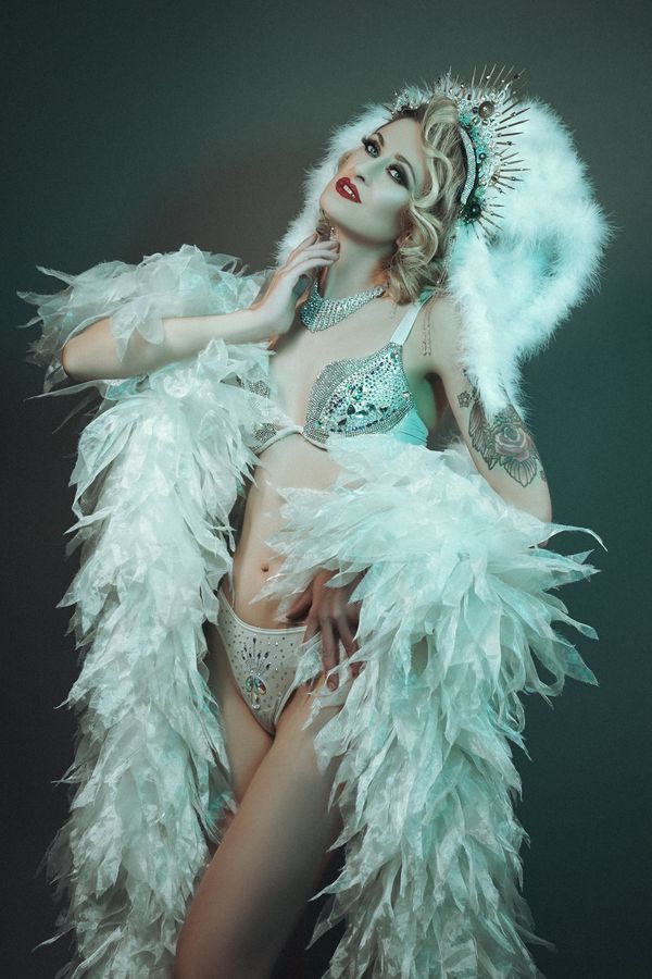 Burlesque Show Yassmine de Mortifere — fotka 3