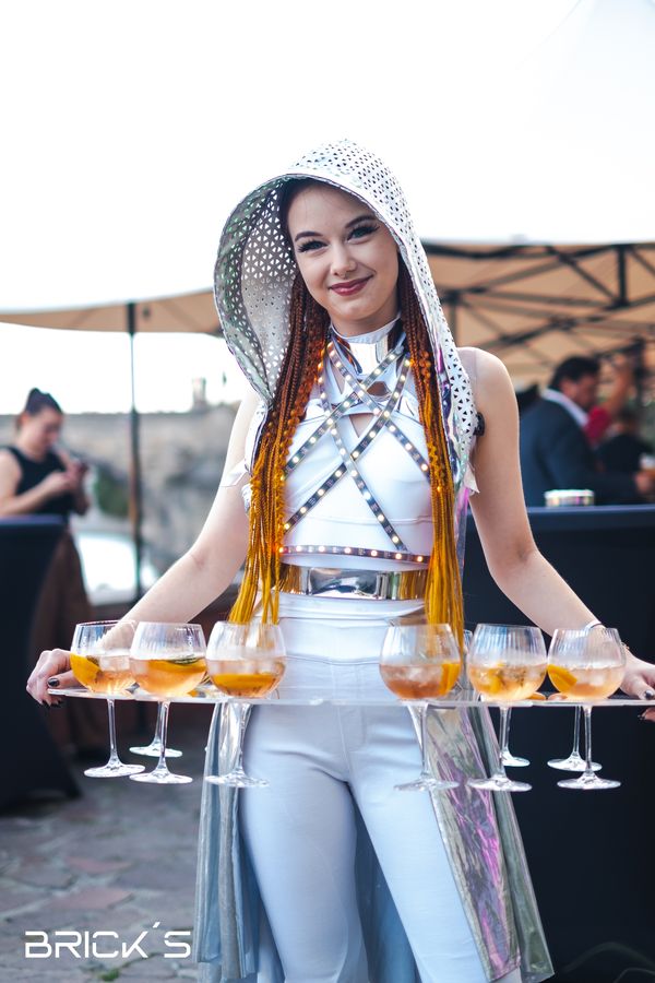Speciální LED hostesky udělají Vaší akci jedinečnou 