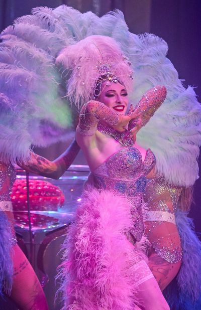 Giant Glass Burlesque | Burleska s obří sklenicí — fotka 5