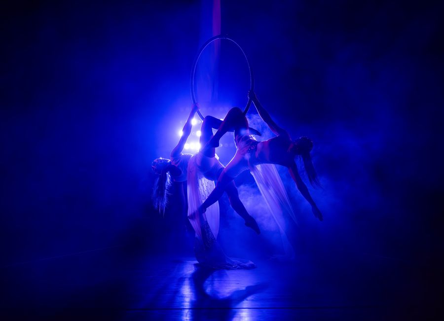 ILUSIAS | Novocirkusová světelná show se závěsnou akrobacií