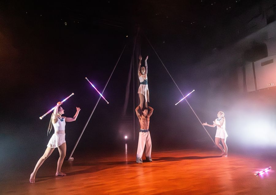 ILUSIAS | Novocirkusová světelná show se závěsnou akrobacií — fotka 3