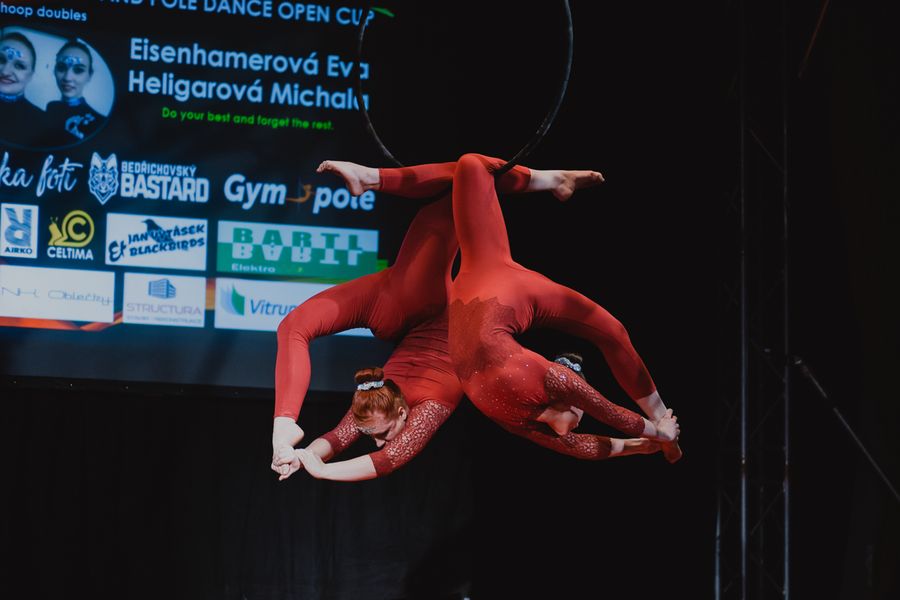 Aerial hoop duo — fotka 6