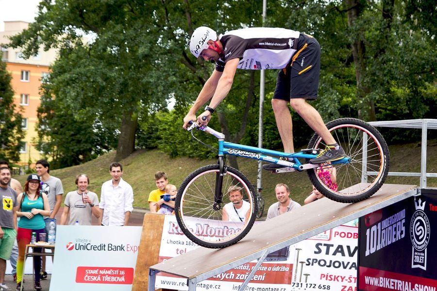 Biketrial show - rozšířený set překážek — fotka 2