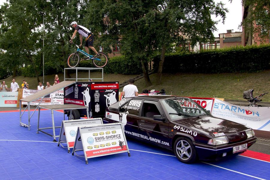 Biketrial show - rozšířený set překážek — fotka 1