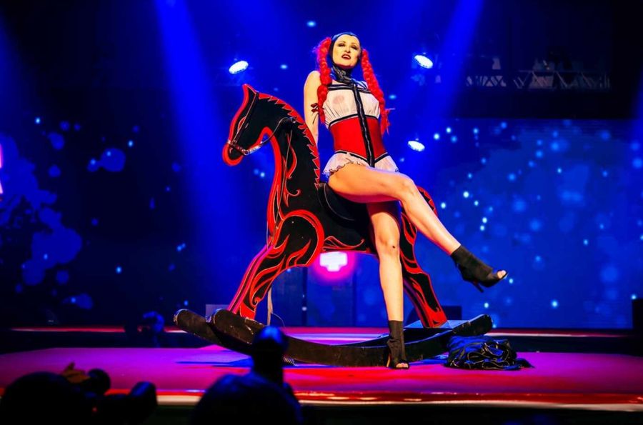 Burlesque Show Yassmine de Mortifere — fotka 6