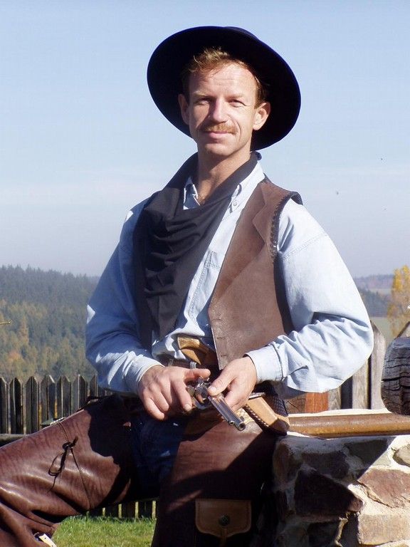 Westernové žonglování s revolvery — fotka 1