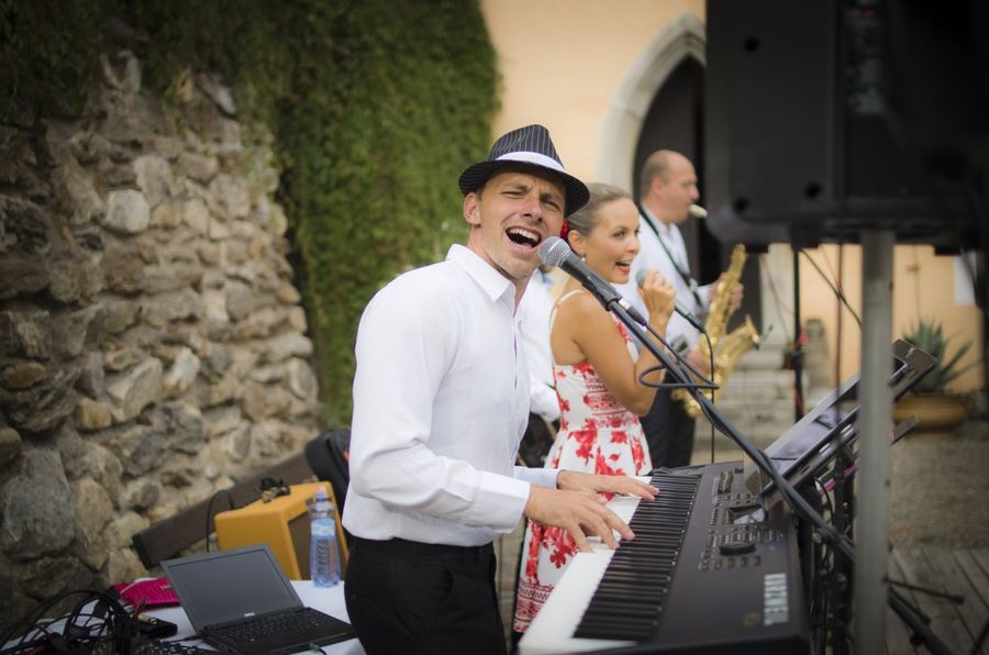 Kolik stojí kapela nebo DJ na svatbu? Průvodce cenami a tím, na čem záleží