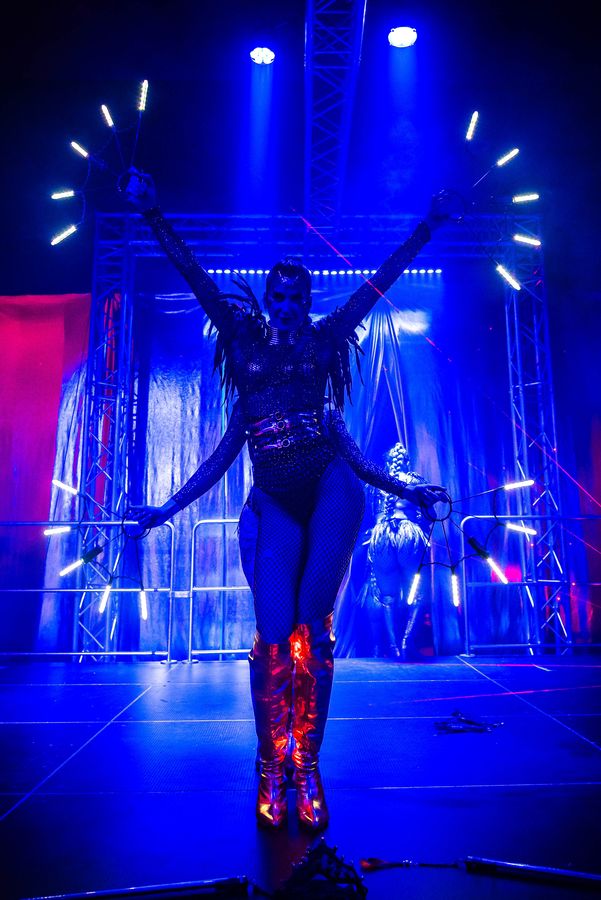 Futuristická sexy světelná show — fotka 3