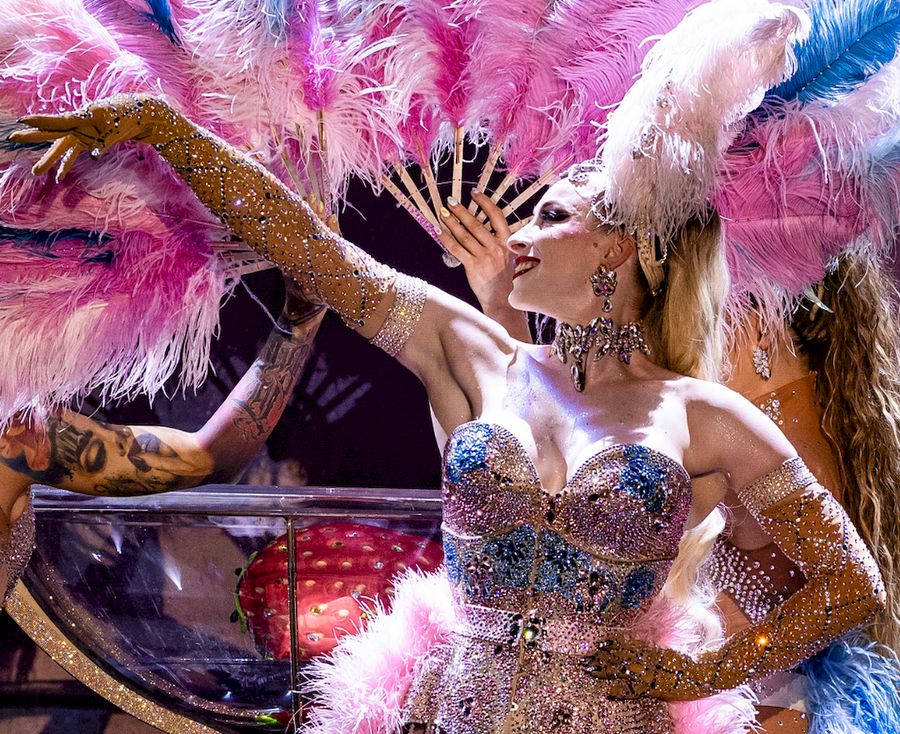  Burleska Linde Von Schwärze ve sklenici šampaňského — fotka 4