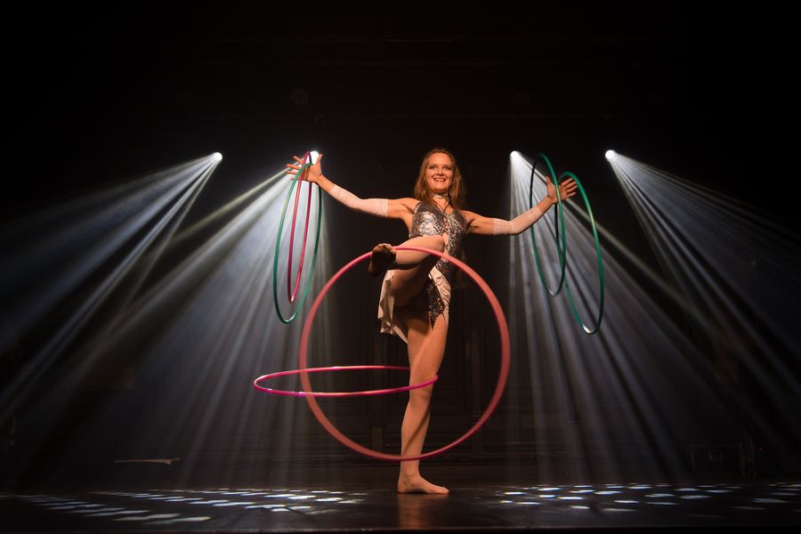 Denní energické hula hoop vystoupení  — fotka 2