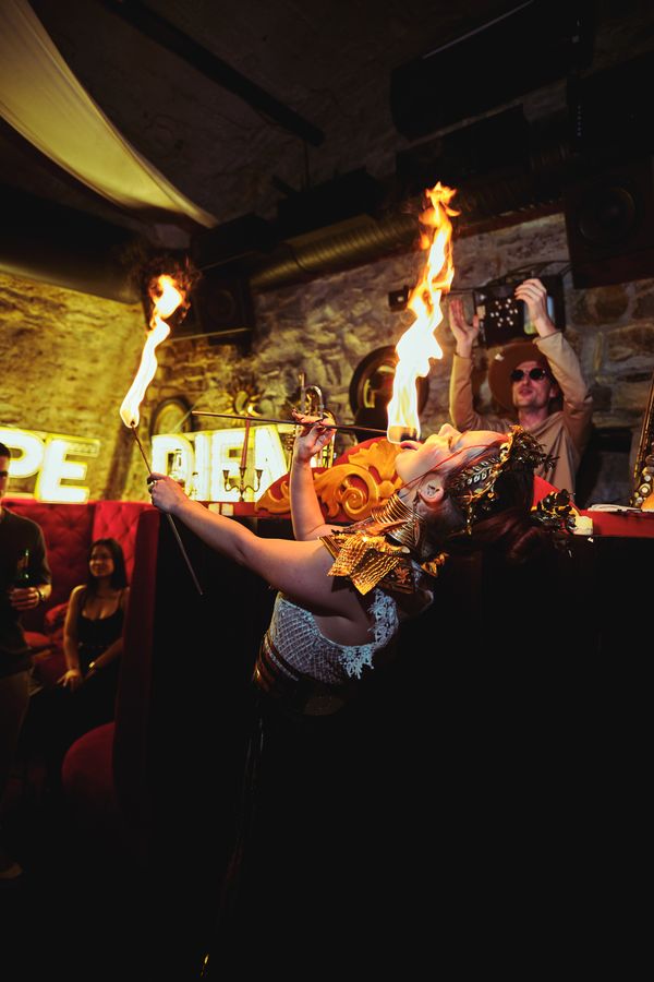 Žhavé GoGo tanečnice s ohnivou show do interiéru — fotka 2
