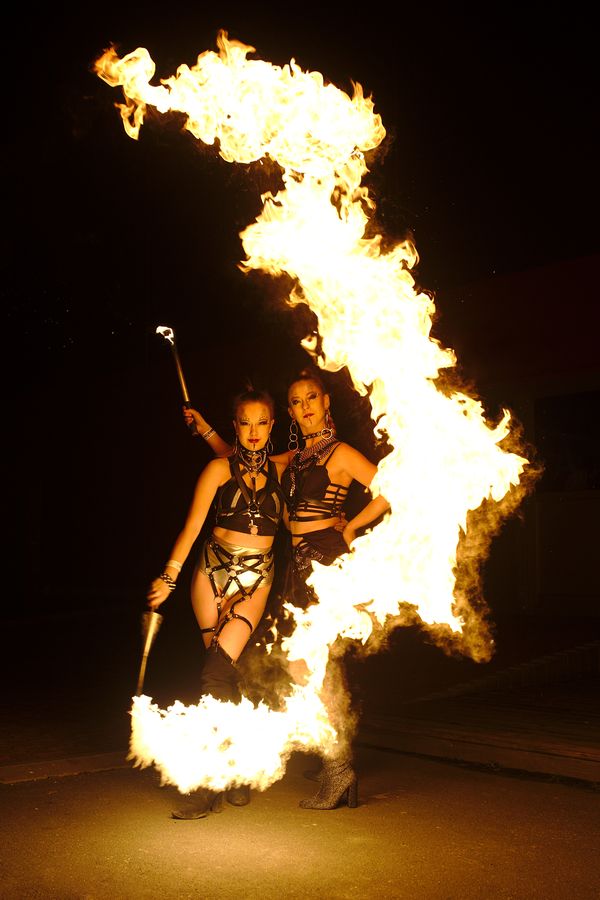 Sexy postapokalyptická ohnivá show — fotka 7