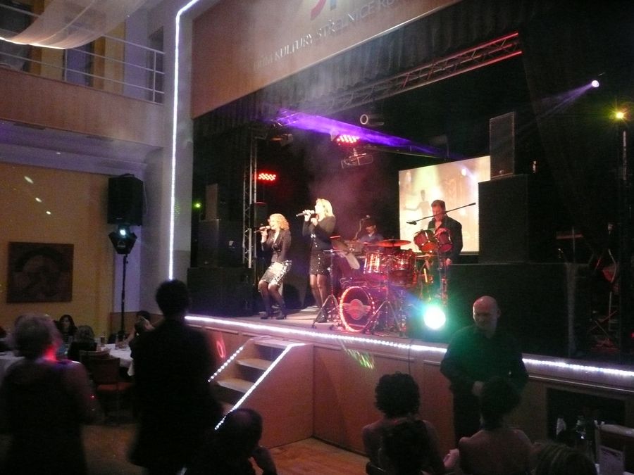 Sympaťáci - živá hudba, videodiskotéka, karaoke a laser show — fotka 4