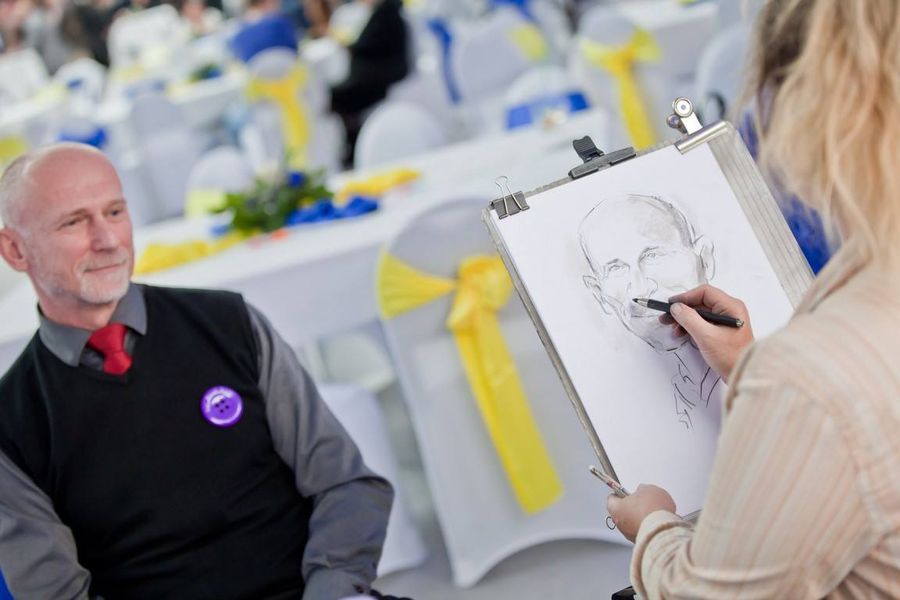 Kreslení karikatur na párty