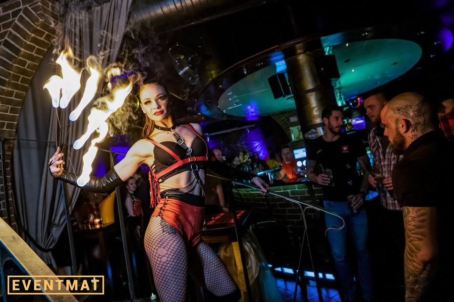 Žhavé GoGo tanečnice s ohnivou show do interiéru — fotka 7