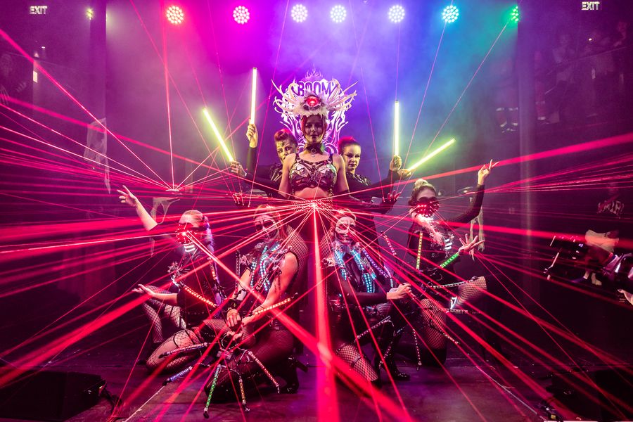 Futuristická sexy světelná show — fotka 2
